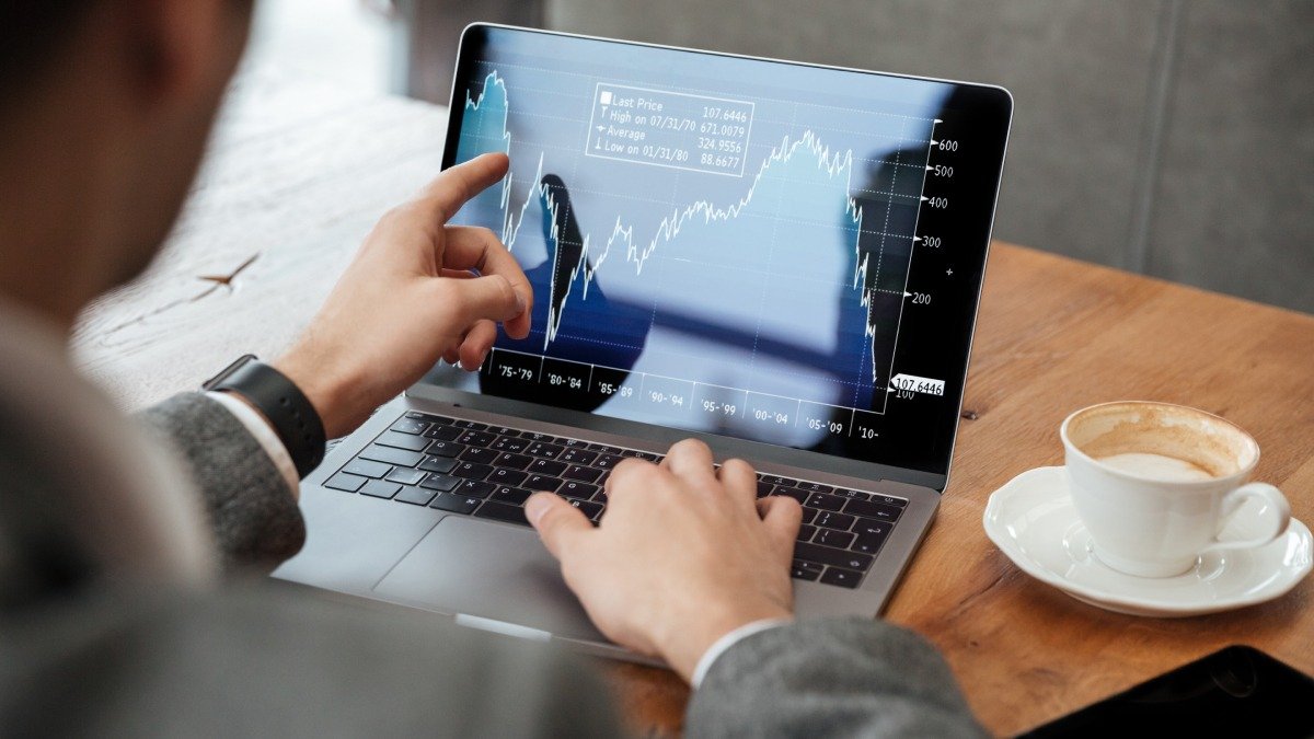 Investidor analisa gr&aacute;ficos de rentabilidade e desempenho do mercado financeiro, informa&ccedil;&otilde;es cruciais para decis&otilde;es sobre renda fixa e liquidez -  (crédito: Magnific)