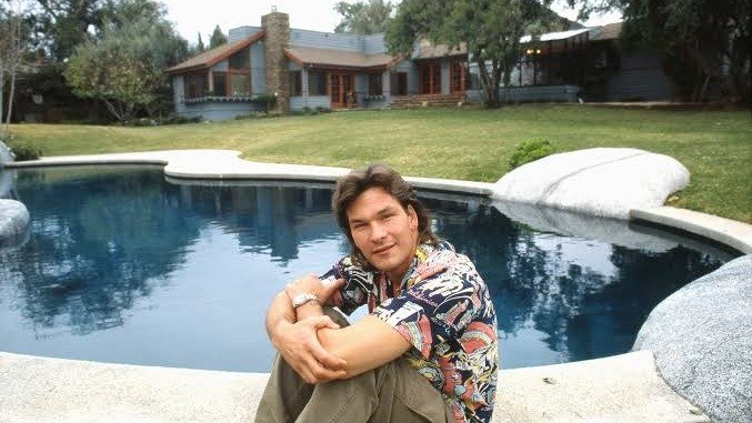 Patrick Swayze comprou um rancho em 1984 e criou um refúgio com 16 baias: além dos cavalos árabes, outra paixão do ator ganhou espaço na propriedade californiana