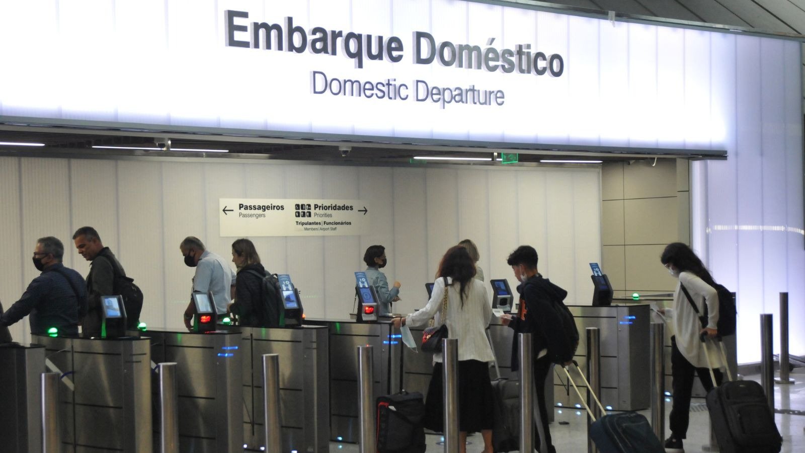 Passageiros utilizam o embarque dom&eacute;stico automatizado, evidenciando a moderniza&ccedil;&atilde;o dos aeroportos com tecnologias de identidade digital e biometria -  (crédito: Gladyston Rodrigues/EM)