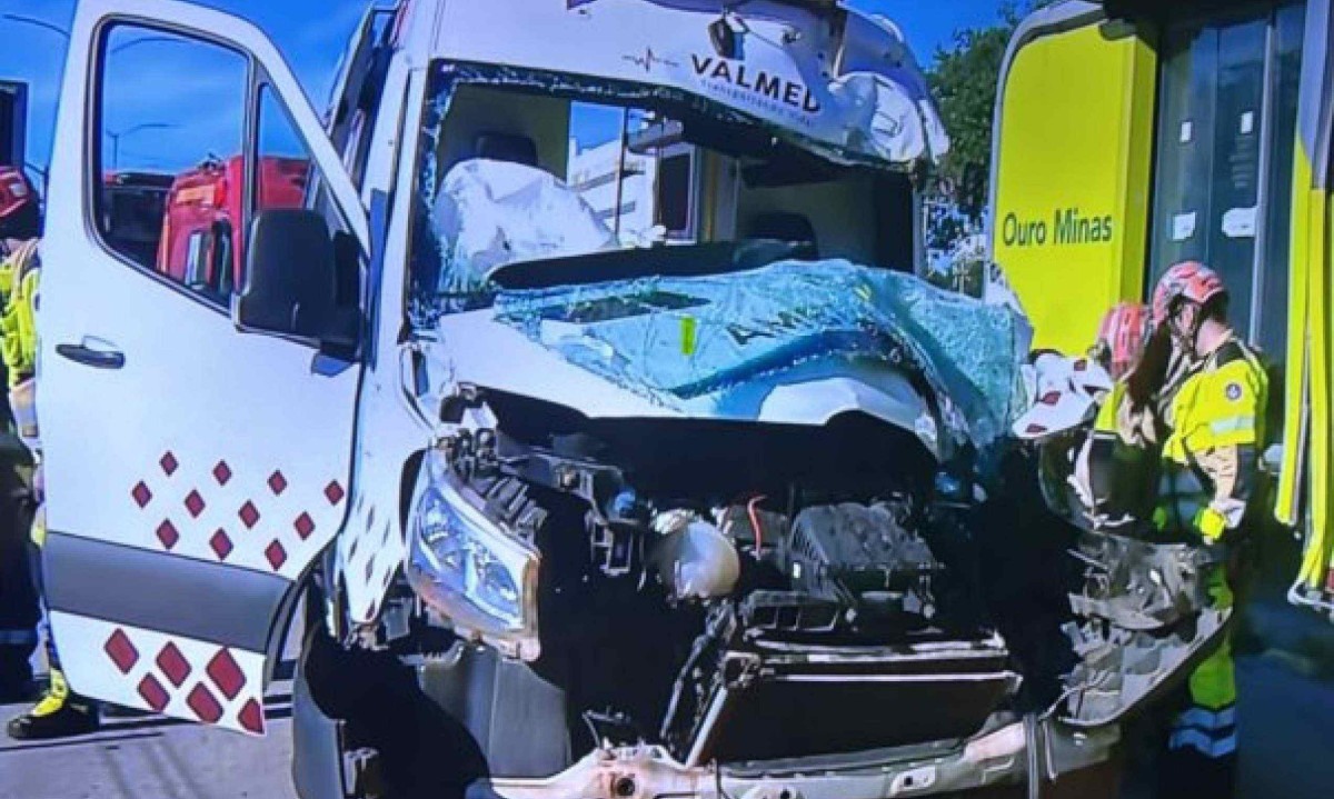 Ônibus e ambulância colidem na manhã desta sexta-feira (09/10) - (crédito: Corpo de Bombeiros/Divulgação )