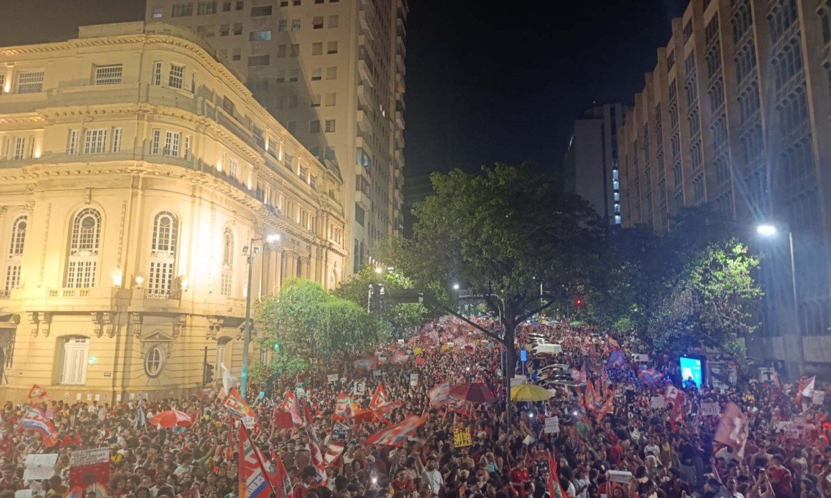 Mobilização ocorre após o resultado do primeiro turno das eleições, quando Flávio Bolsonaro terminou à frente de Lula na disputa presidencial
- (crédito: Alexandre Guzanshe/EM/DA. Press)