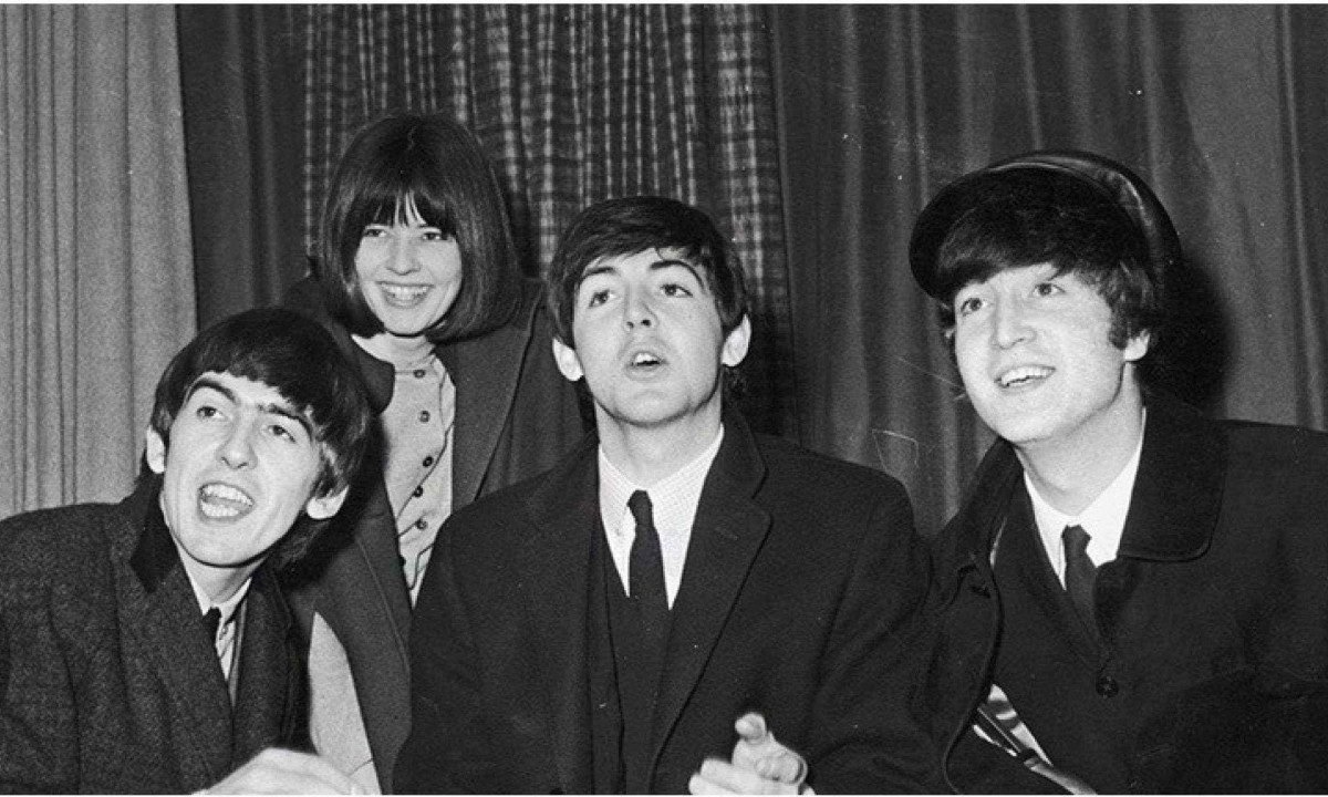 A jornalista britânica Maureen Cleave com os Beatles. Em março de 1966, ela publicou no london Evening Standard a entrevista em que John Lennon fez a declaração que marcou a trajetória da banda -  (crédito: Arquivo)