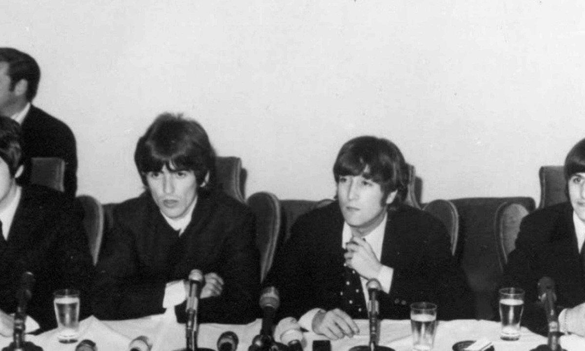 SOB PRESSÃO, John Lennon tenta esclarecer sua declaração de que os Beatles eram mais populares que Jesus Cristo -  (crédito: Arquivo)