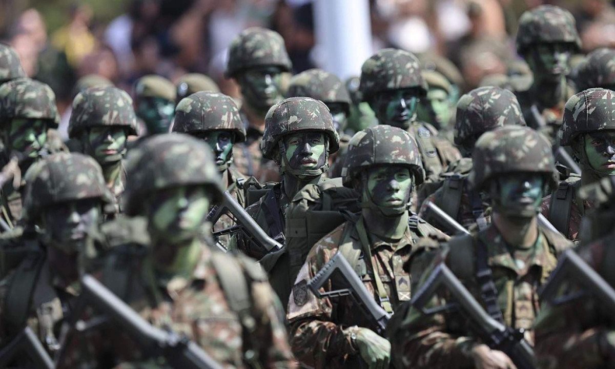 Para pesquisador, Bolsonaro submeteu militares a 'vários vexames' em seu governo - (crédito: Getty)