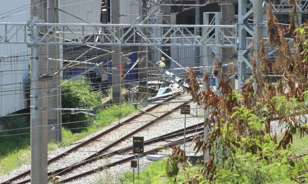 Aeronave cai em pátio de manutenção da Estação São Gabriel de Metrô - (crédito: Jair Amaral/EM/D.A. Press)