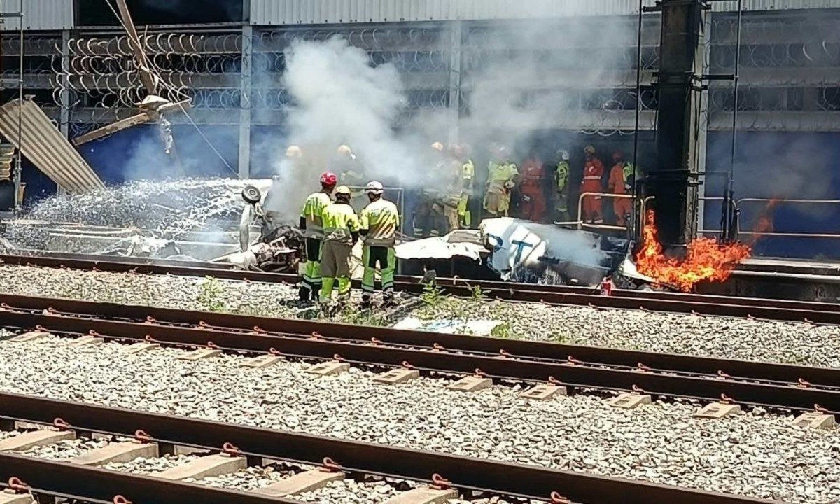 Os bombeiros controlam o incêndio que tomou conta da aeronave - (crédito: CBMMG / Reprodução )