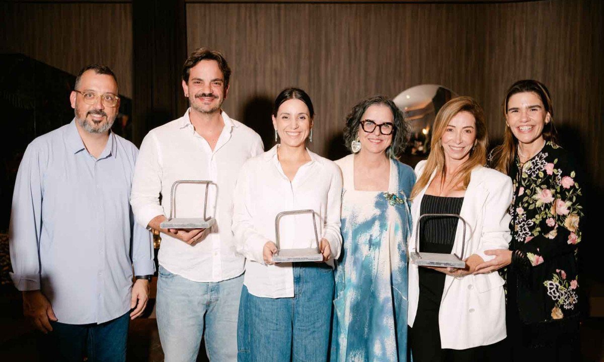 Eduardo Faleiro, Paulo Augusto, Sarah Floresta, Agnes Farkasvolgyi, a paisagista Nãna Guimarães e Juliana Machado. Nãna também ganhou como melhor ambiente pelo jardim do restaurante -  (crédito: Bárbara Dutra/divulgação)