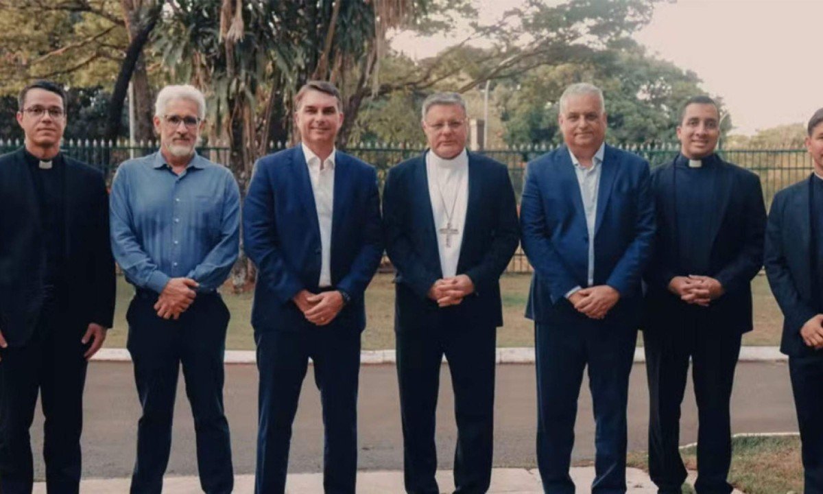 Bispo de Brasília recebe Flávio, que é aguardado em missa no feriado de Aparecida - (crédito: Foto: Reprodução/Arquidiocese de Brasília)