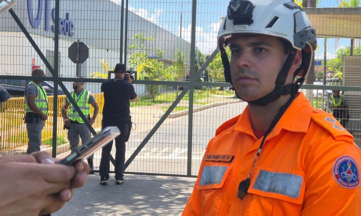 Tenente Henrique Barcelos do Corpo de Bombeiros fala sobre a queda do avião em BH na Estação de Metrô São Gabriel - (crédito: Jair Amaral/EM/D.A Press)