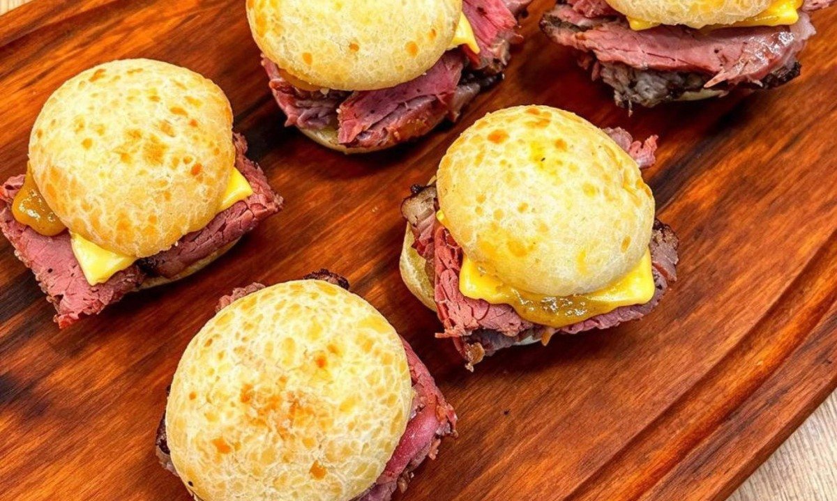 P&atilde;o de queijo artesanal, pastrami, queijo prato e mostarda com mel do Restaurante Machado BBQ ser&aacute; disponibilizado no Brumadinho Gourmet