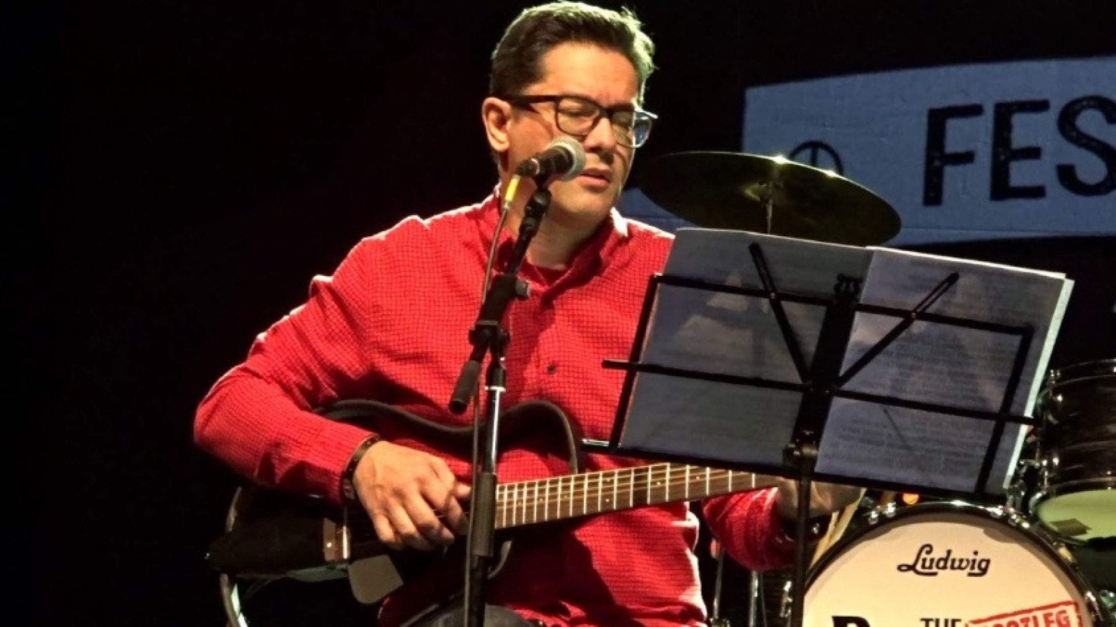 O m&eacute;dico e m&uacute;sico mineiro Aggeu Marques durante uma apresenta&ccedil;&atilde;o no  Philharmonic Hall, em Liverpool, na Inglaterra, em 25 de agosto de 2017