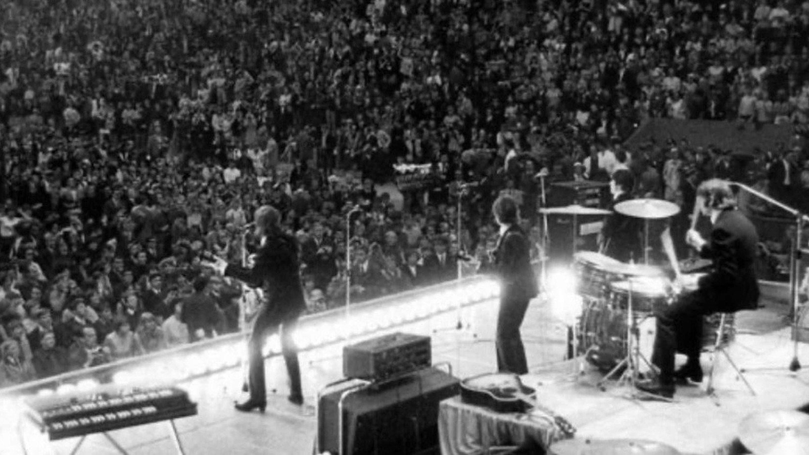 Em Memphis, em 19 de agosto de 1966, um roj&atilde;o explode durante o show e assusta os m&uacute;sicos: a viol&ecirc;ncia deixou de ser abstrata e virou amea&ccedil;a real