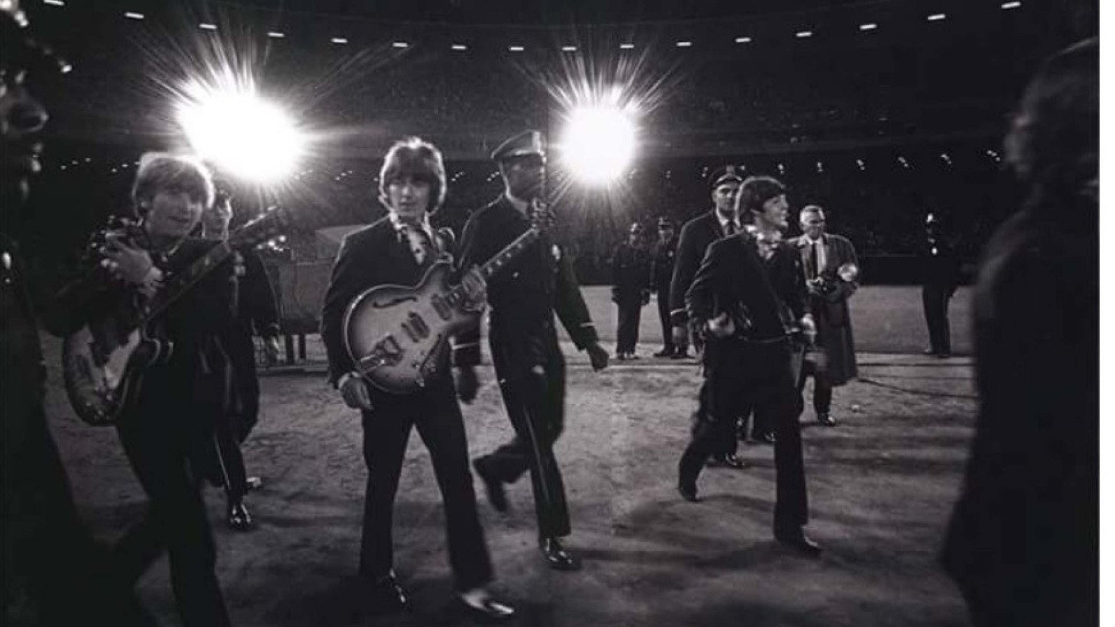 No Candlestick Park, em 29 de agosto de 1966, os Beatles fazem sua &uacute;ltima   apresenta&ccedil;&atilde;o comercial, encerrando a era das turn&ecirc;s da banda