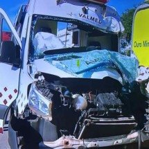 Ambulância bate em ônibus e deixa três pessoas feridas - Corpo de Bombeiros/Divulgação 