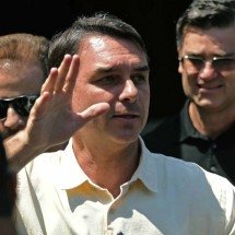 Flávio Bolsonaro diz que pai lhe entregará faixa presidencial: "Vocês verão" -  AFP