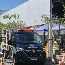 Corpo de piloto morto em queda de avião é retirado pela Polícia Civil em BH - Jair Amaral/EM/DA.Press