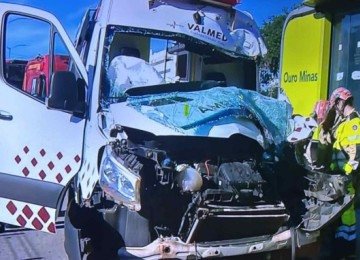 Ônibus e ambulância colidem na manhã desta sexta-feira (09/10) -  (crédito: Corpo de Bombeiros/Divulgação )