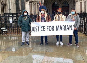 Ind&iacute;genas Krenak na frente da Highcourt of Justice da Inglaterra, em 2022, a corte suprema em Londres onde a BHP &eacute; processada pelo rompimento da Barragem do Fund&atilde;o, em Mariana -  (crédito: Mateus Parreiras/EM/D.A.Press)