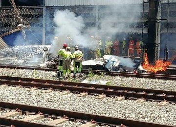 Os bombeiros controlam o incêndio que tomou conta da aeronave  -  (crédito: CBMMG / Reprodução )