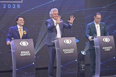 Cila Schulman, do grupo Ideia, avalia que a migração de votos entre o primeiro e segundo turno tende a favorecer Flávio Bolsonaro (esq.) -  (crédito: EPA/Shutterstock e Reuters)