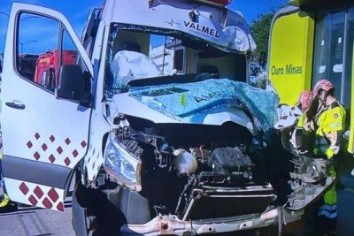 Ônibus e ambulância colidem na manhã desta sexta-feira (09/10) -  (crédito: Corpo de Bombeiros/Divulgação )