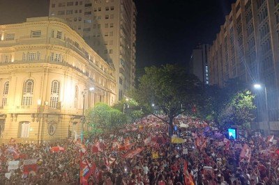 Mobilização ocorre após o resultado do primeiro turno das eleições, quando Flávio Bolsonaro terminou à frente de Lula na disputa presidencial
 -  (crédito: Alexandre Guzanshe/EM/DA. Press)