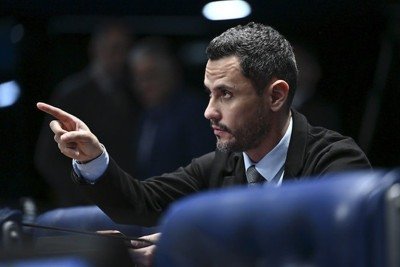 Cleitinho Azevedo ilustra sua defesa do di&aacute;logo sobre a d&iacute;vida de Minas Gerais em entrevista -  (crédito:  Tom Molina/Ag&ecirc;ncia Senado)