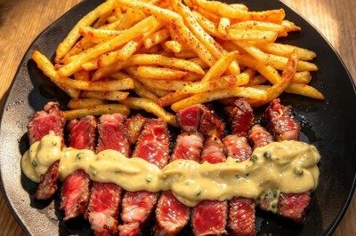 Ancho defumado, creme de mostarda com pimenta verde e batatas rústicas com páprica doce do restaurante Machado BBQ -  (crédito: Arquivo pessoal)