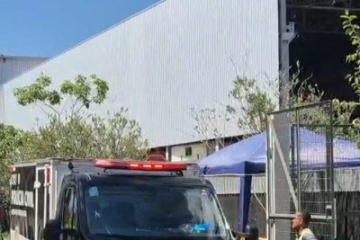 O piloto foi encontrado morto no local e teve o corpo removido pela Polícia Civil -  (crédito: Jair Amaral/EM/DA.Press)