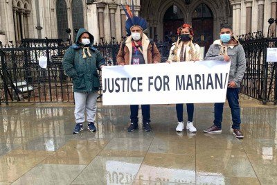 Ind&iacute;genas Krenak na frente da Highcourt of Justice da Inglaterra, em 2022, a corte suprema em Londres onde a BHP &eacute; processada pelo rompimento da Barragem do Fund&atilde;o, em Mariana -  (crédito: Mateus Parreiras/EM/D.A.Press)