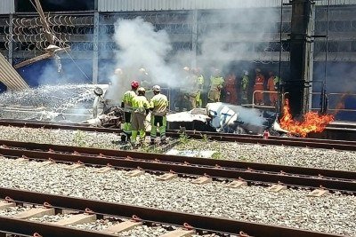 Os bombeiros controlam o incêndio que tomou conta da aeronave  -  (crédito: CBMMG / Reprodução )