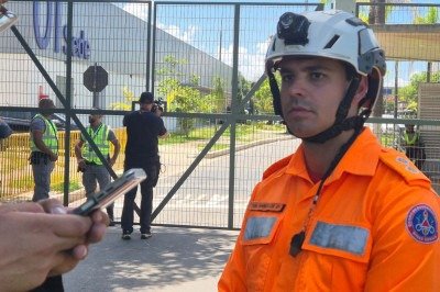 Tenente Henrique Barcelos do Corpo de Bombeiros fala sobre a queda do avião em BH na Estação de Metrô São Gabriel -  (crédito: Jair Amaral/EM/D.A Press)