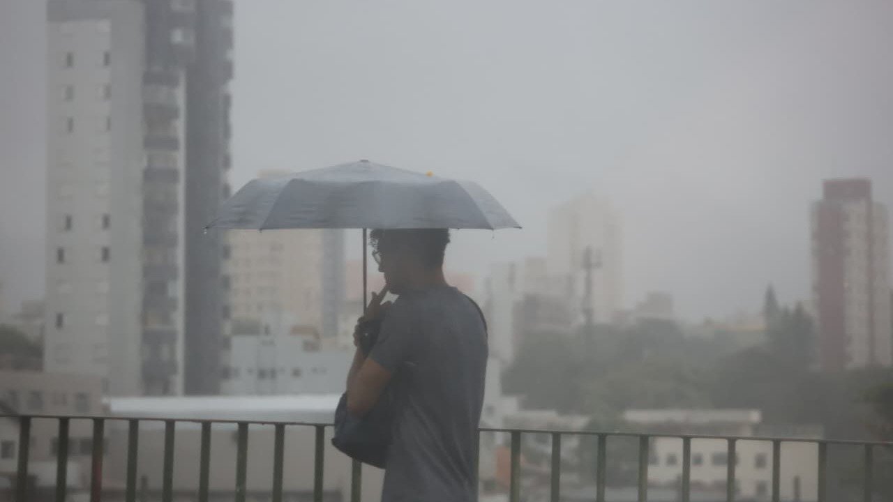 Previs&atilde;o aponta para pancadas de chuva no fim da tarde em Belo Horizonte, ap&oacute;s dia de extremos clim&aacute;ticos -  (crédito: Marcos Vieira/EM/DA Press)