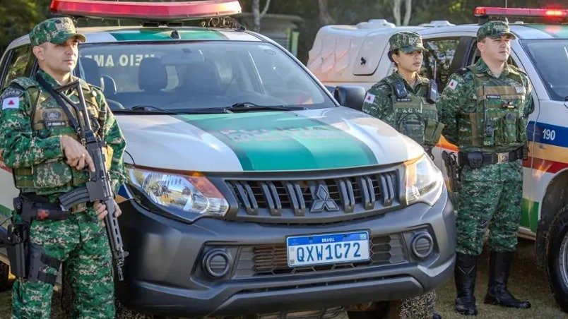 Policiais da Pol&iacute;cia Militar de Meio Ambiente em a&ccedil;&atilde;o durante a opera&ccedil;&atilde;o que resgatou animais silvestres e prendeu traficantes em Vespasiano -  (crédito: PM Meio Ambiente)