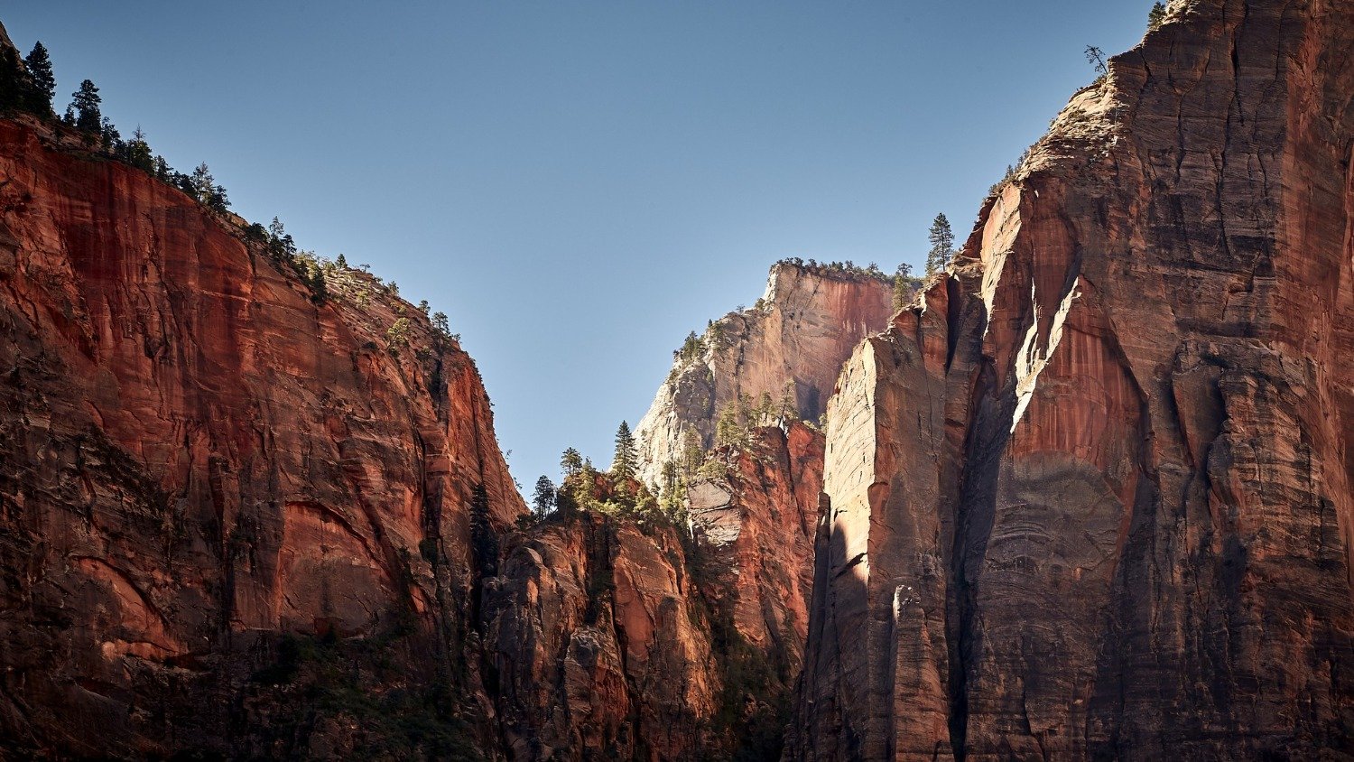 Imponentes pared&otilde;es rochosos como os de Gate Canyon, em Utah, est&atilde;o no centro de disputa judicial que visa impedir detona&ccedil;&otilde;es para estrada de petr&oacute;leo. -  (crédito: Freepik)