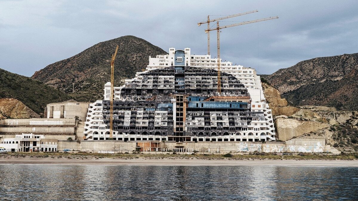 Hotel El Algarrobico na costa de Almer&iacute;a, alvo de d&eacute;cadas de disputa, aguarda demoli&ccedil;&atilde;o ap&oacute;s expropria&ccedil;&atilde;o pelo governo espanhol. -  (crédito: Reprodu&ccedil;&atilde;o / NYT)