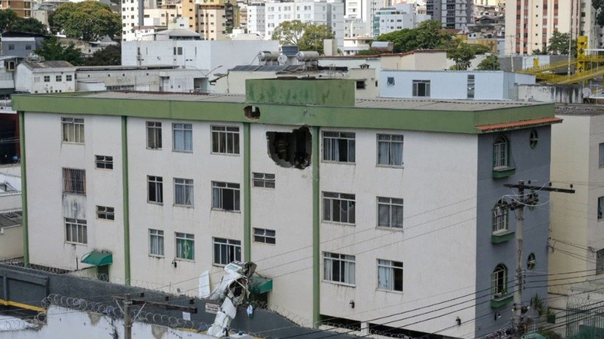 O pr&eacute;dio em Belo Horizonte que sofreu o impacto de um avi&atilde;o de pequeno porte em maio de 2026, incidente com v&iacute;timas fatais -  (crédito: Leandro Couri/EM/D.A.Press)