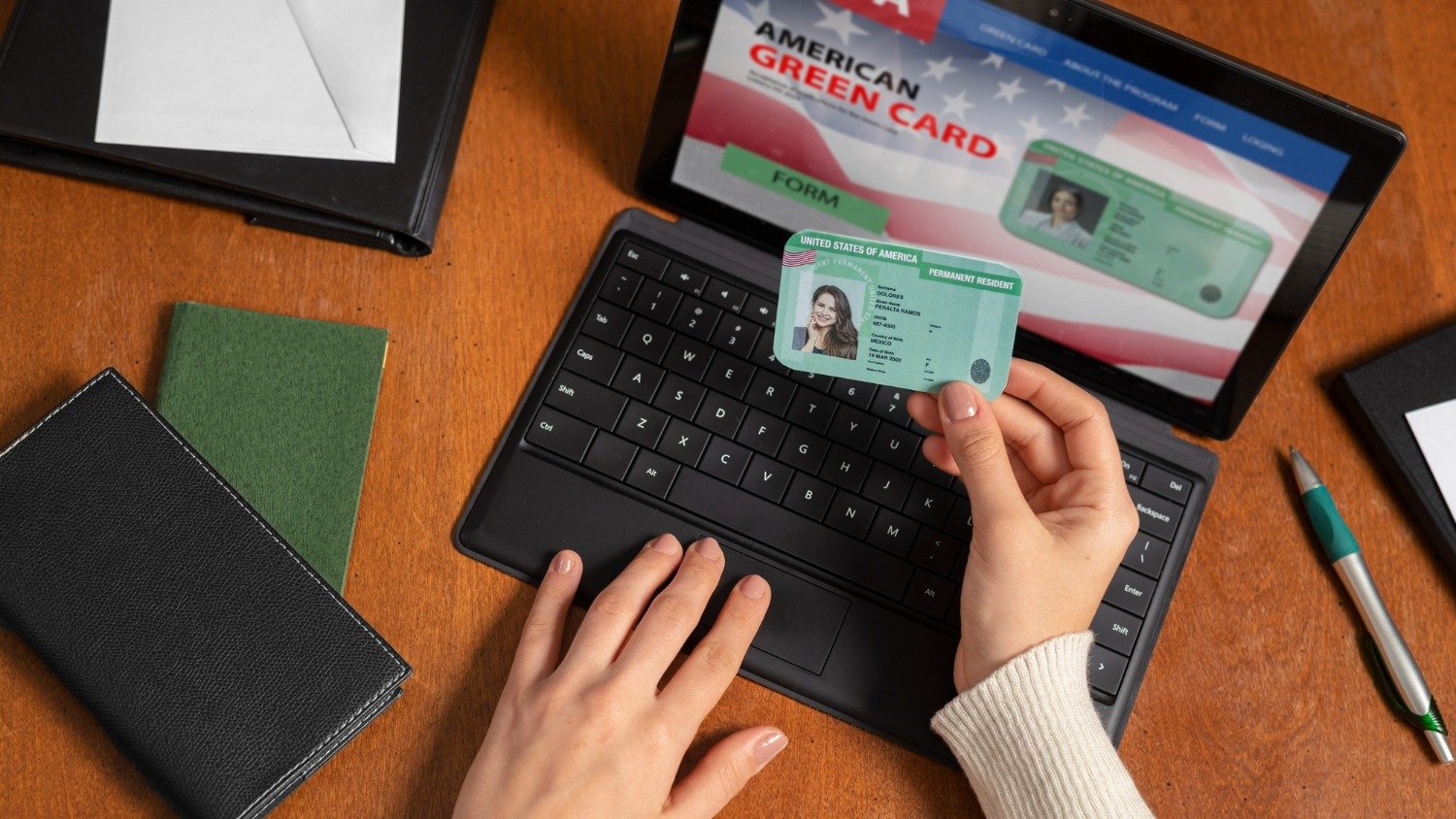 Pessoas buscando resid&ecirc;ncia permanente nos EUA s&atilde;o afetadas pelas novas restri&ccedil;&otilde;es ao programa de Green Card para empresas de tecnologia -  (crédito: Freepik)