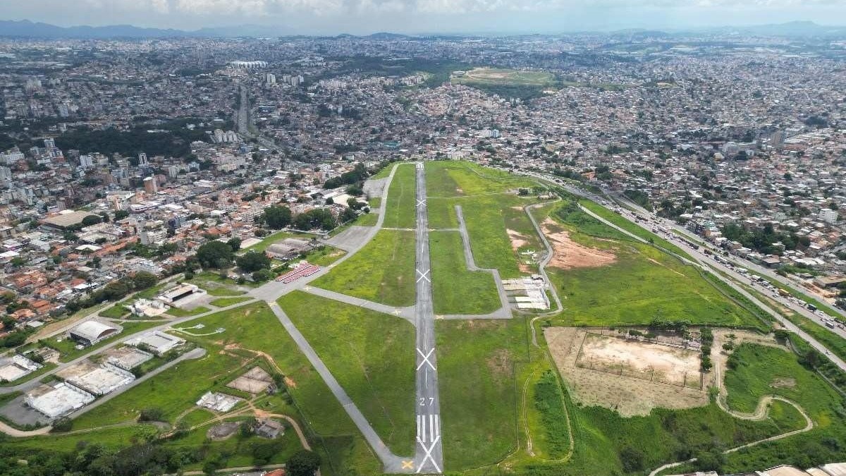 Vista aérea do antigo Aeroporto Carlos Prates, cuja desativação e futuro da área são temas centrais de debate em Belo Horizonte - (crédito: Reprodução / @estev4m)