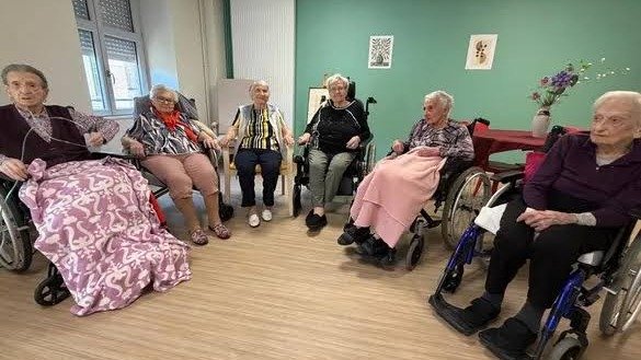 Mulheres centen&aacute;rias de Ajain, na Fran&ccedil;a, que somam 604 anos, durante encontro em sua casa de repouso -  (crédito: Reprodu&ccedil;&atilde;o / La Montagne)