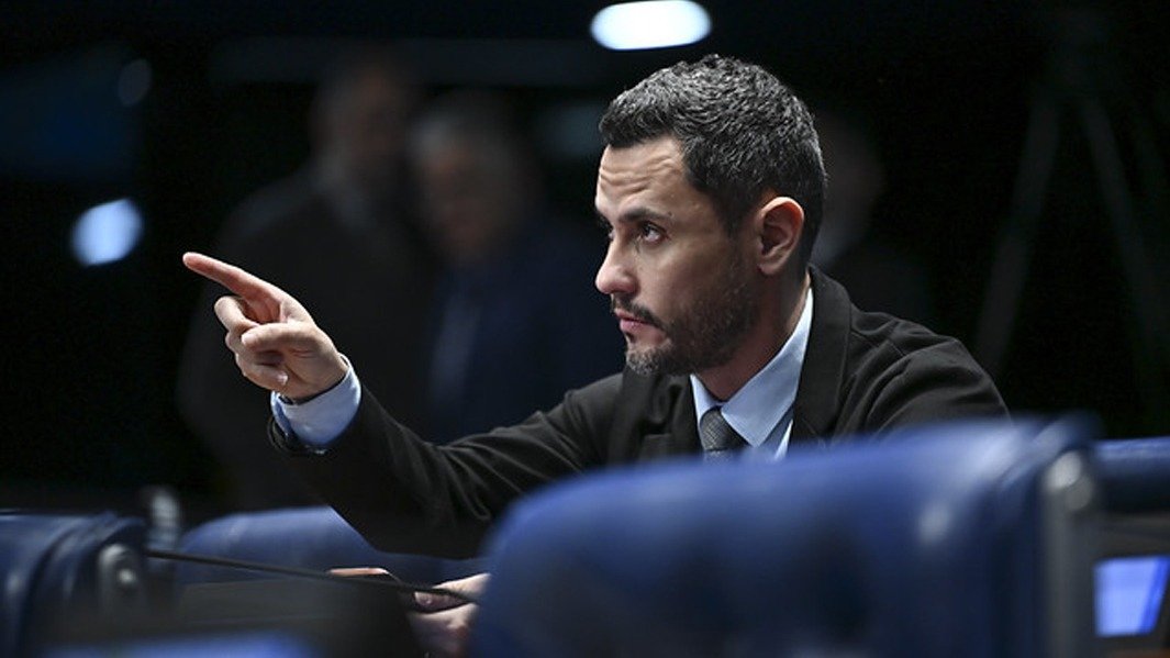 Cleitinho Azevedo ilustra sua defesa do di&aacute;logo sobre a d&iacute;vida de Minas Gerais em entrevista -  (crédito:  Tom Molina/Ag&ecirc;ncia Senado)
