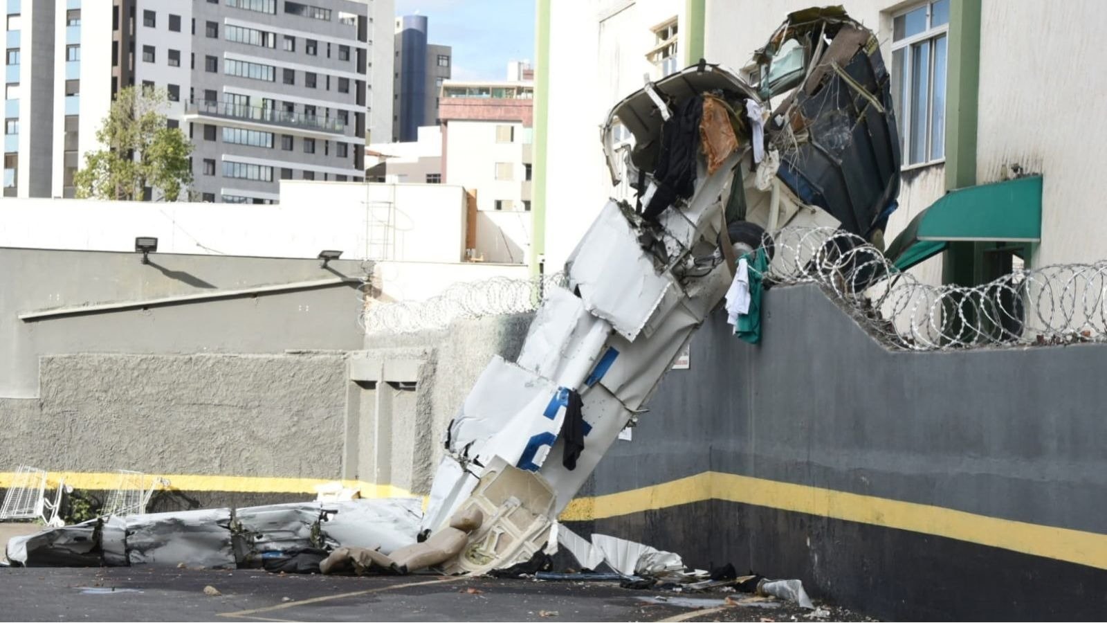 A aeronave acidentada em &aacute;rea urbana exemplifica a import&acirc;ncia de seguir protocolos de seguran&ccedil;a -  (crédito: Gladyston Rodrigues/EM)