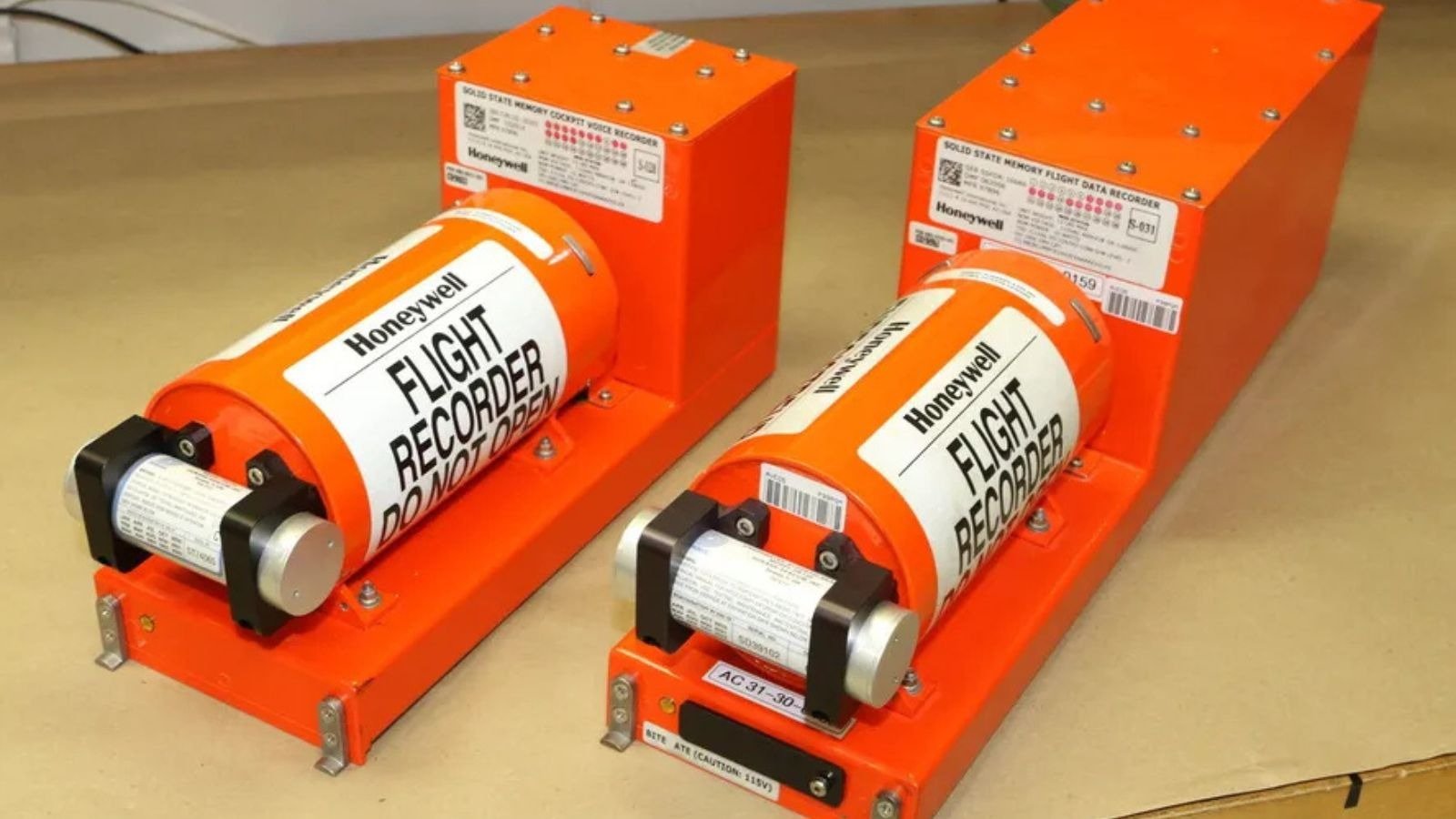 As caixas-pretas de aeronaves, que na verdade s&atilde;o laranjas, registram dados de voo e voz da cabine para investiga&ccedil;&otilde;es de acidentes -  (crédito: Reprodu&ccedil;&atilde;o/Transportation Safety Board of Canada)