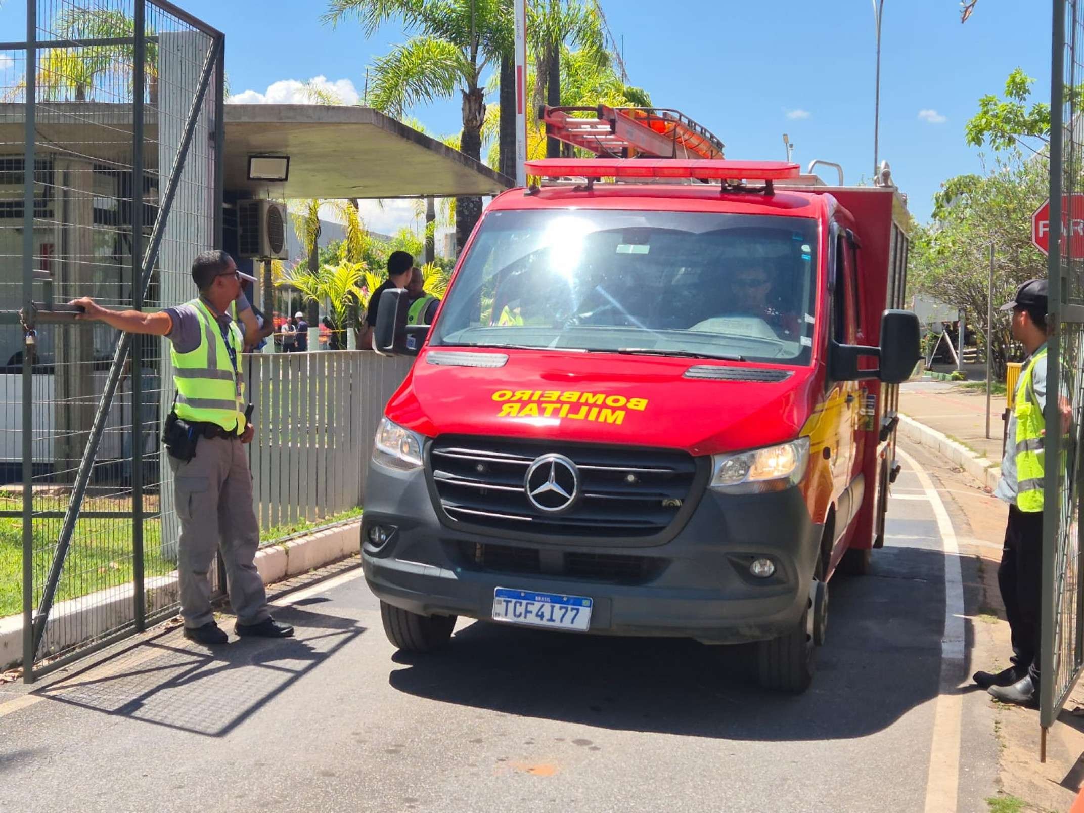 Ao todo, seis viaturas dos bombeiros foram acionadas para atender a ocorrência de queda da aeronave 