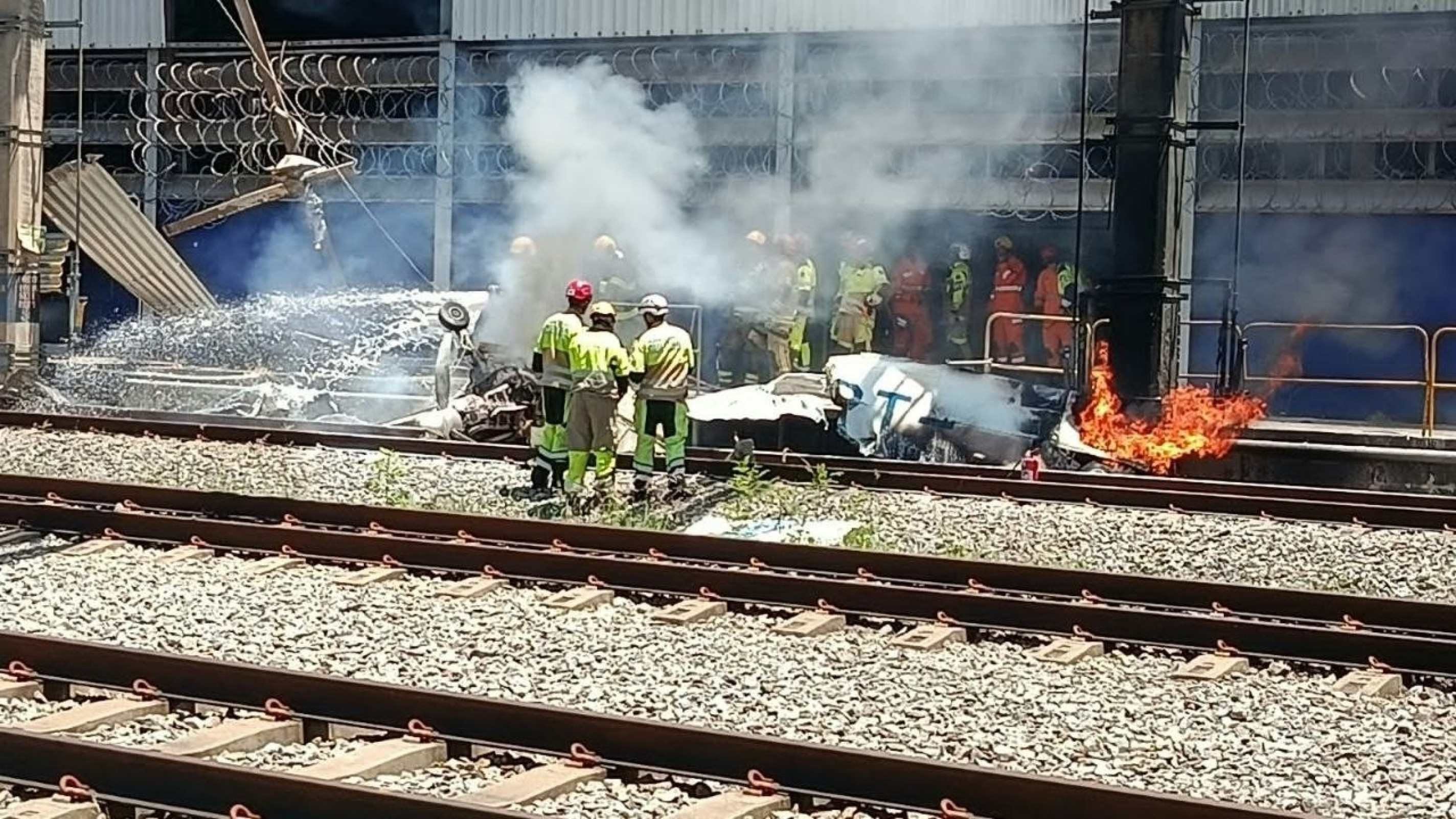 Os bombeiros controlam o incêndio que tomou conta da aeronave 
