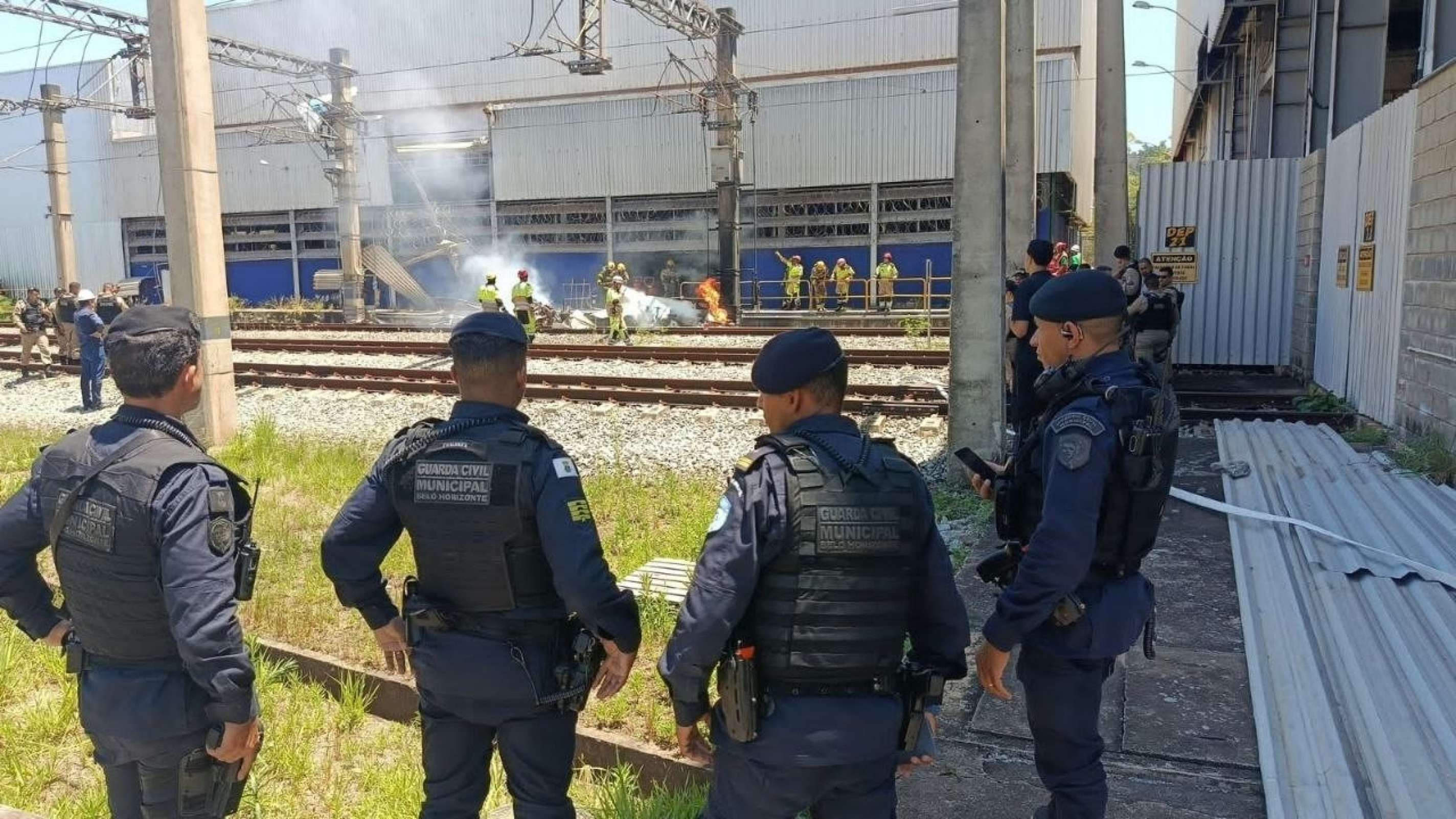 Agentes de segurança da Polícia Militar acompanham o local da queda do monomotor 