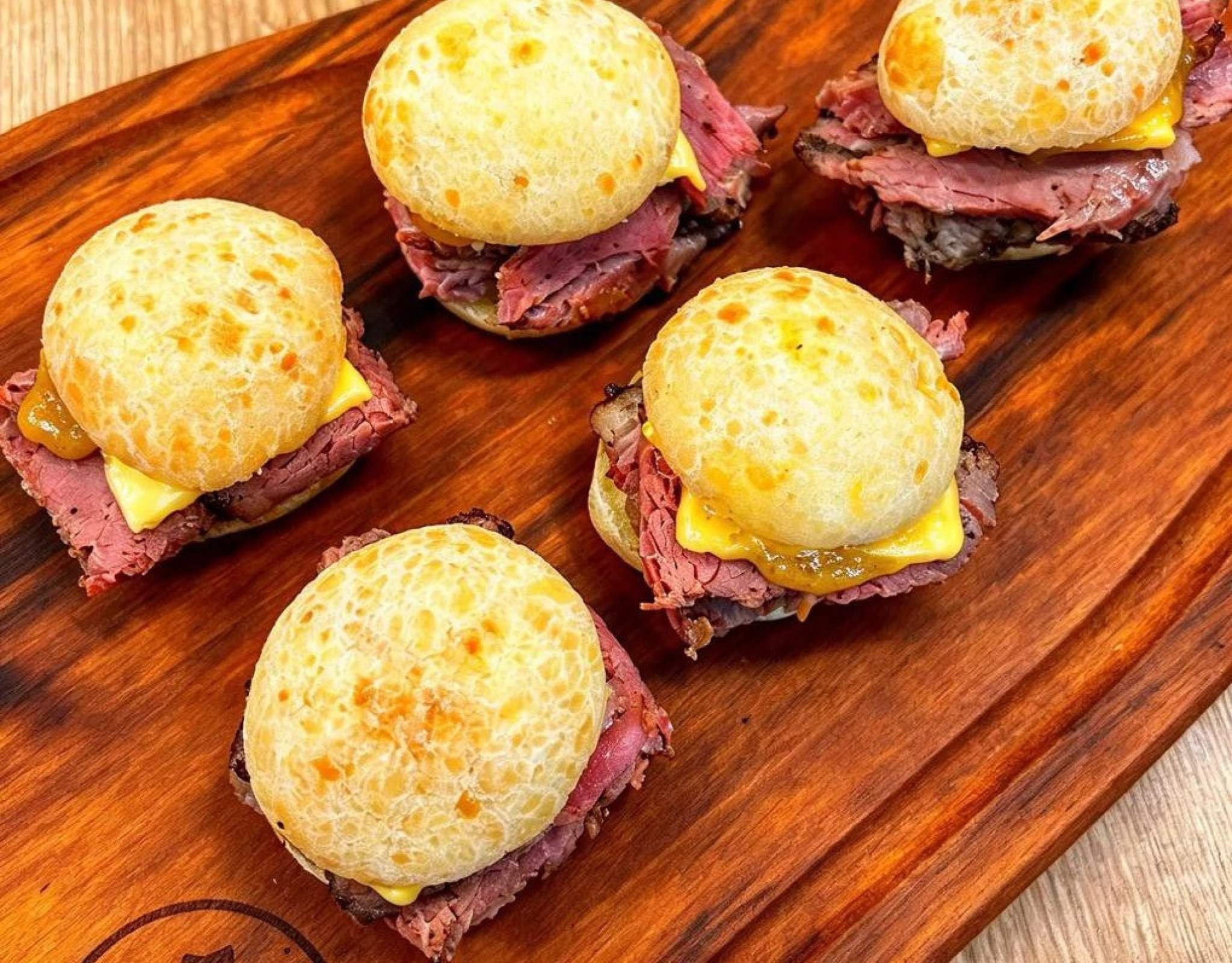 Pão de queijo artesanal, pastrami, queijo prato e mostarda com mel do Restaurante Machado BBQ será disponibilizado no Brumadinho Gourmet Pão de queijo artesanal, pastrami, queijo prato e mostarda com mel do Restaurante Machado BBQ será disponibilizado no Brumadinho Gourmet