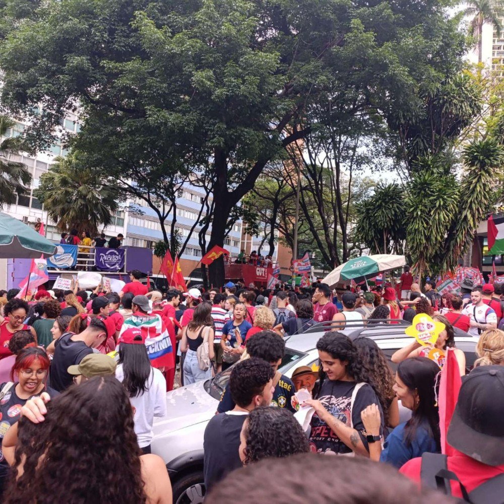 Apoiadores de Lula se reúnem no Centro de Belo Horizonte; veja fotos