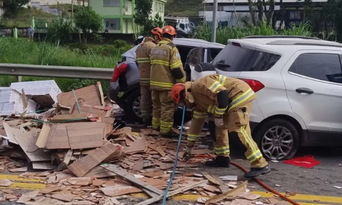 Acidente entre caminhão e outros quatro veículos mata cinco mineiros de uma mesma família em Barra do Piraí, no Rio de Janeiro - (crédito: CBMRJ/Divulgação)