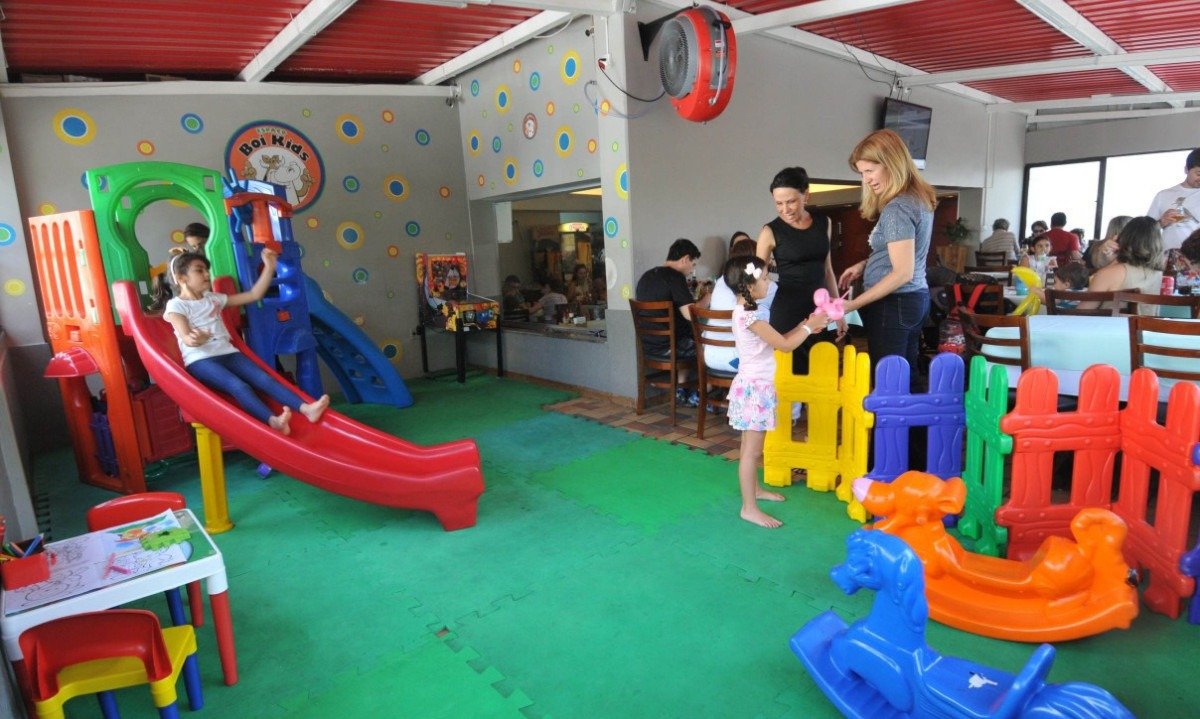 O Boi Vitório, em Belo Horizonte, é um dos espaços que oferece área infantil para que as crianças possam se divertir enquanto os adultos comem - (crédito: Jair Amaral/EM/D.A Press)